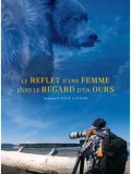 Le reflet d&rsquo;une femme dans le regard d&rsquo;un ours